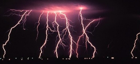 800px-Cloud-to-ground_lightning2_-_NOAA